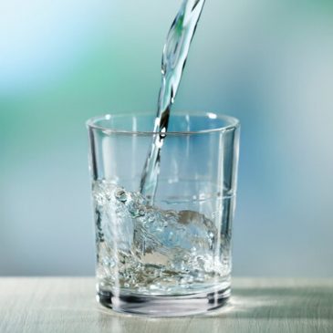 Nước đun sôi để nguội có gây ung thư nếu để lâu không?